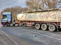 Под Одессой БМВ влетел в бензовоз: водитель погиб