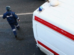 В ялтинском санатории Land Rover врезался в дерево: пострадали два ребенка и водитель