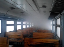 На Харьковщине во время движения загорелась электричка: пассажиров эвакуировали (ФОТО)