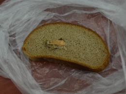Полтавчанка нашла окурок в хлебе (фото)