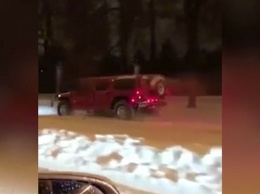 Девушка на Hummer H1 пугала пешеходов и заезжала на лестницу ВУЗа (ВИДЕО)