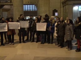 В Торонто на вокзале 100 человек исполнили песню "Хотят ли русские войны"