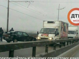 На Московском мосту четыре ДТП парализовали движение (фото)