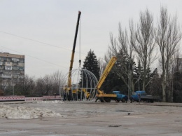 В Запорожье начали установку новогоднего «светящегося шара»