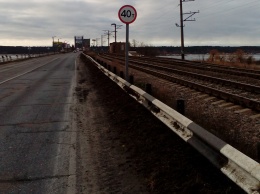 Зерновоз по пути в Николаев проломил плиту перекрытия на мосту через Днепр