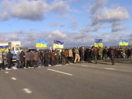 На Одесщине сотни ветеранов МВД перекрыли трассу "Одесса-Киев" с требованием вернуть им льготы