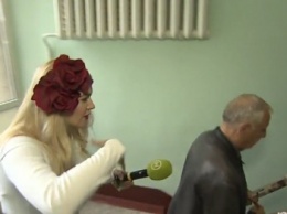 Смешное видео: как 72-летний мэр Черноморска убегал от киевской журналистки (ВИДЕО)