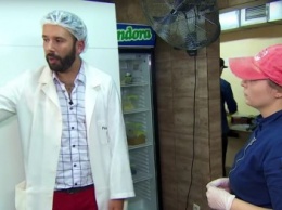 Помощнику ревизора в одесском ресторане подали бургер с сырым мясом (ВИДЕО)