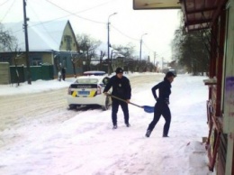 Черниговские патрульные помогли девушке-продавцу в уборке снега