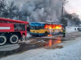 Троллейбус с людьми загорелся в Чернигове (ВИДЕО)