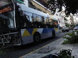 В Греции пассажирский автобус без тормозов протаранил 12 автомобилей