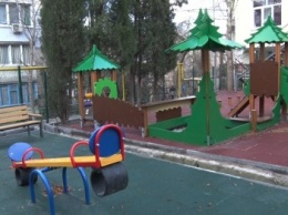 Установленные в Ялте новые детские площадки были изуродованы вандаламим