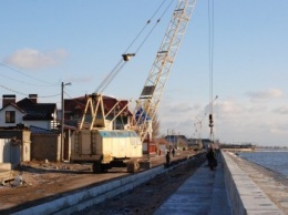 В Бердянске работы по реконструкции берегозащитной дамбы приближаются к завершению