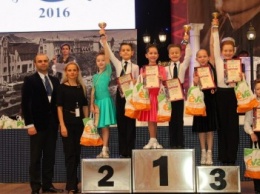Юные танцоры из Черноморска привезли кубки и медали с престижного международного турнира (фото)