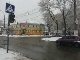 Расчищать дороги Николаева от снега мешают оставленные у обочин машины