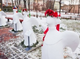 На Михайловской площади появились ангелы с посланием к Украине (ФОТО)