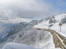 Ялтинские власти заявили о готовности к снегопадам, а дорожники пообещали оперативно ликвидировать последствия схода лавины на дорогу к Ай-Петри