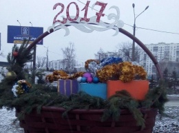 Около метро «Черниговская» появилась корзина с подарками