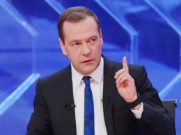 Дмитрий Медведев променял Apple Watch на пластиковые часы за $100 [фото]