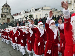 "Мороз-парад" в Ялте: сладкая елка, санки на колесах и Деды Морозы из Краснодара