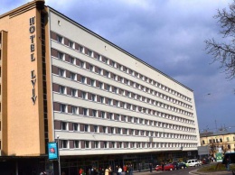Львов: На улице Черновола обрушилась часть фасада гостиницы