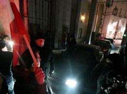 Протесты в Польше: полицейские помогли лидеру правящей партии покинуть Сейм