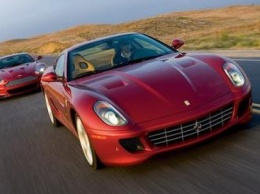 Ferrari и Aston Martin оштрафуют за высокие выбросы