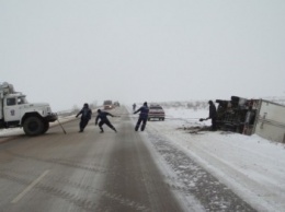 В Крыму водителям более 30 фур понадобилась помощь спасателей (ФОТО)