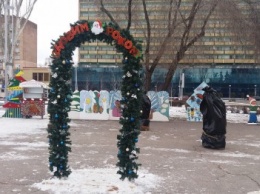 В Запорожье площадь Фестивальную активно готовят к открытию областной елки, - ФОТОРЕПОРТАЖ