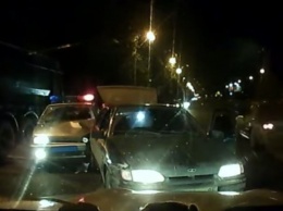 В Екатеринбурге ВАЗ задним ходом протаранил преследовавший его автомобиль ГИБДД