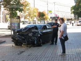 ДТП в Киеве: на Крещатике Toyota Camry врезалась в столб - пострадал водитель. ФОТО+видео