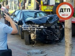 ДТП на Крещатике: автомобиль снес клумбу и врезался в столб