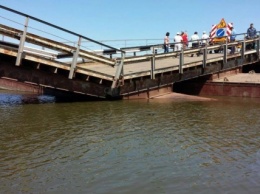 В Снигиревском районе грузовики обрушили понтонный мост