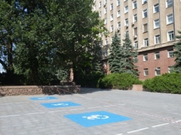 У Николаевской облгосадминистрации появилась парковка для автомобилей инвалидов