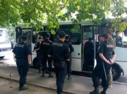 «Правый сектор»: к офису движения в Киеве подогнали автозаки и милицию