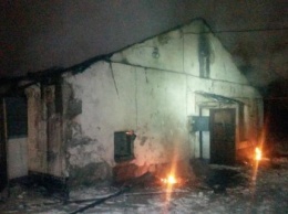В Мариуполе на Правом берегу горел заброшенный склад(ФОТО)
