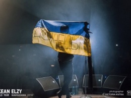 Святослав Вакарчук вышел на концерт в Польше с национальным флагом с надписью «Донецк» (ФОТО)