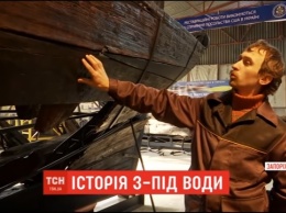История из-под воды. В Запорожье реставрировали старинную казацкую лодку, поднятую со дна реки
