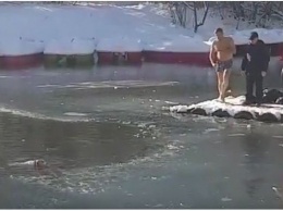 Крымчанин нырнул в ледяную воду ради спасения собаки