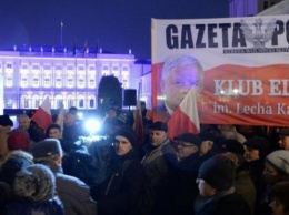Кризис в Польше: сторонники власти тоже вышли на масштабный митинг