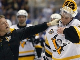 Голкиперу "пингвинов" порезали горло во время матча НХЛ