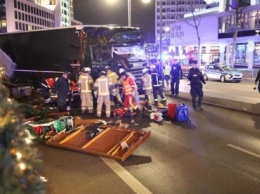 Под грузовиком на ярмарке в Берлине погибли не менее 9 человек, 50 раненых