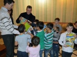 Дети "Отчего дома" и детского приюта Покровска получили подарки от правоохранителей