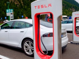Tesla ввела штрафы за стоянку на зарядных станциях