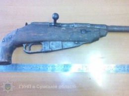 За прошедшие сутки в Сумской полицейские изъяли «обрез» и снаряд (ФОТО)
