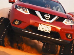 Гусеничный Nissan X-Trail Desert Warrior скачет по песчаным дюнам