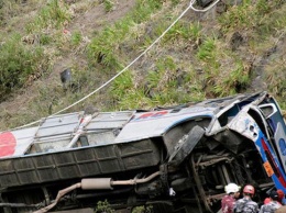 В Перу автобус с полицейскими упал с обрыва, 12 человек погибли