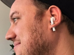 Американец придумал, как удержать AirPods от падения