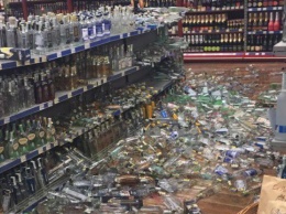 В тернопольском супермаркете обрушились огромные стеллажи с алкоголем (фото)