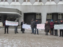 Жители Днепра устроили митинг перед горсоветом